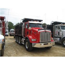 2004 KENWORTH T800 TRI-AXLE DUMP