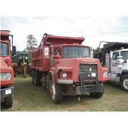 1993 MACK DM690S TRI-AXLE DUMP