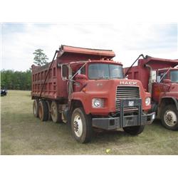 1993 MACK DM690S TRI-AXLE DUMP