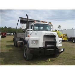 1995 MACK DM690S T/A ROLL OFF
