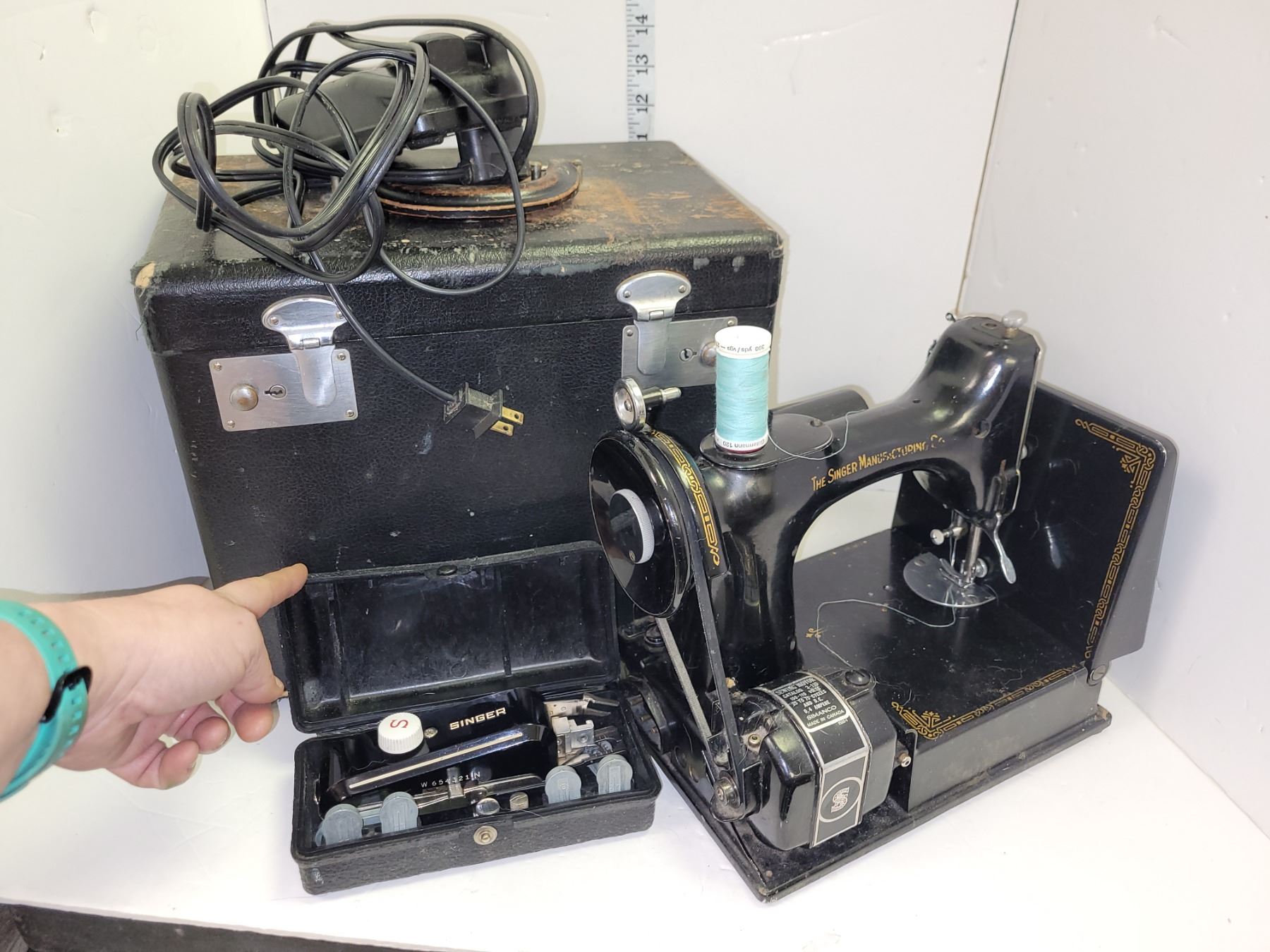 Singer Featherweight 3110 Sewing Machine w/ Case, Controller & Accessories