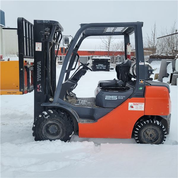 2007 Toyota 25 Forklift on propane, 1372 hrs (at the time of listing), Model 8FGU25, SN. 13230, side