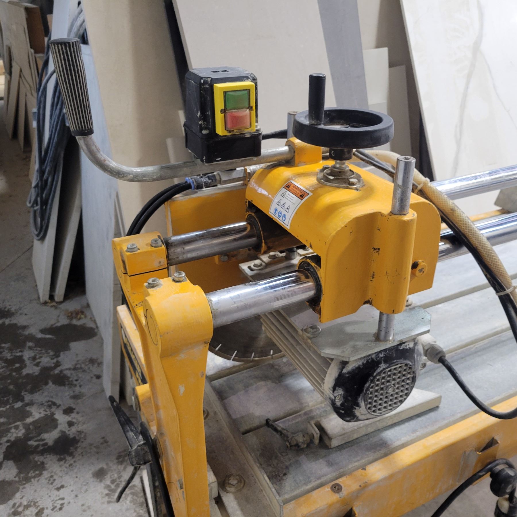 Felker FRS-51 approx. 65 x 25 in x 4 ft H diamond rail saw
