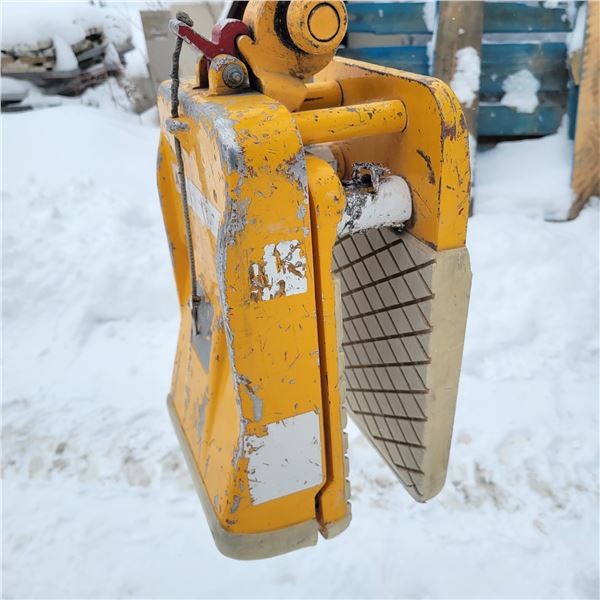Aardwolf slab clamp, holds max. approx. 60 mm slab thickness. Must stay until all slabs are loaded.