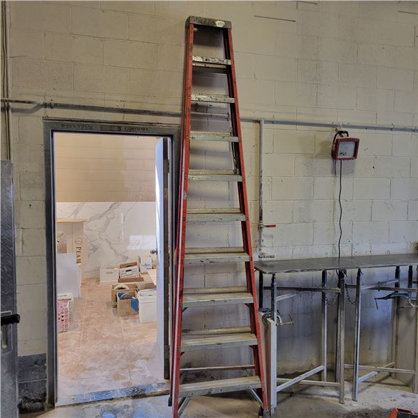 Approx. 9 ft fiberglass step ladder