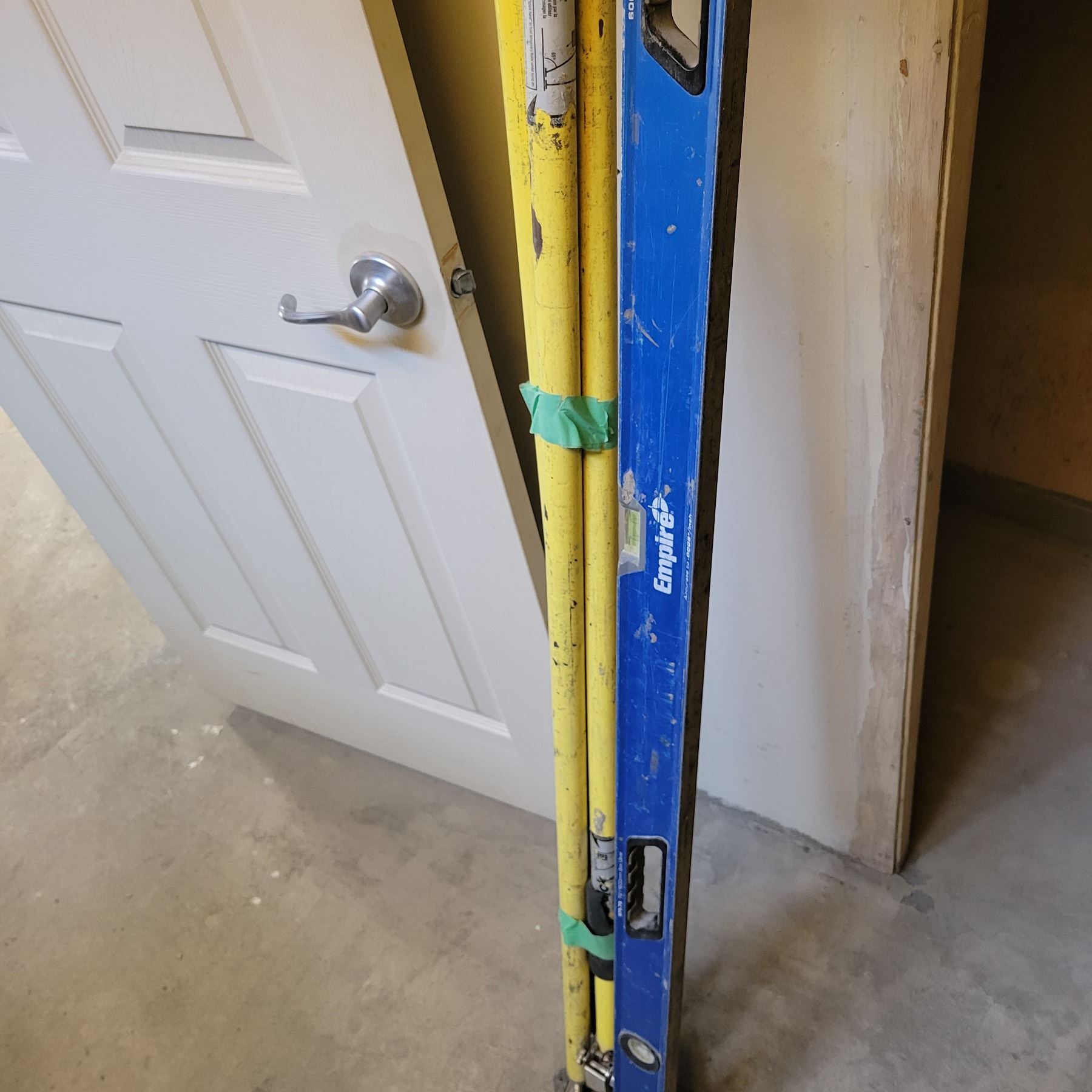 6 ft alum. Level, 4- Telescoping support rods