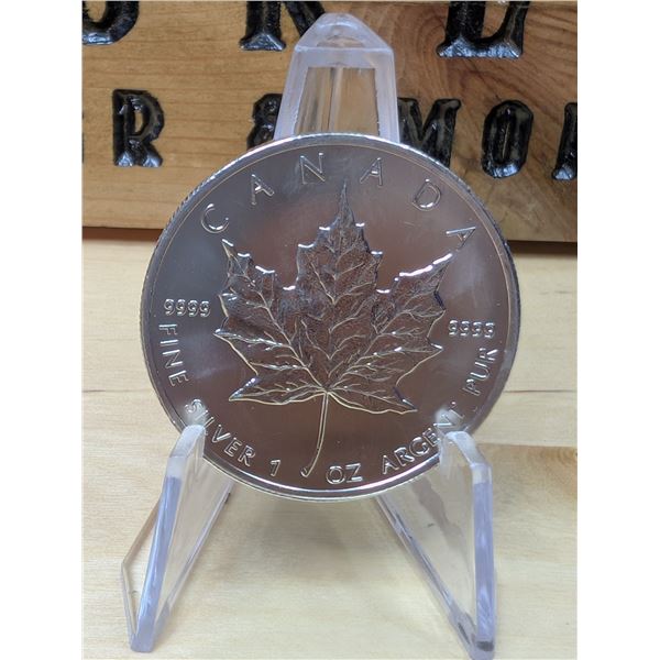Lot 14-1) 1 oz  Canadian Maple 2013 Silver
