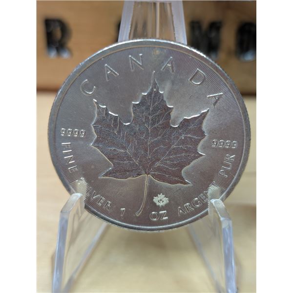 Lot 70-1) 1 oz Canadian Maple 2015 Silver