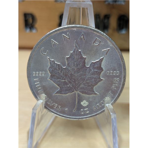 Lot 76-1) 1 oz Canadian Maple 2015 Silver
