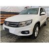 Image 2 : 108 -- 2012 VOLKSWAGEN TIGUAN, White, 169641 KMS, All Wheel Drive