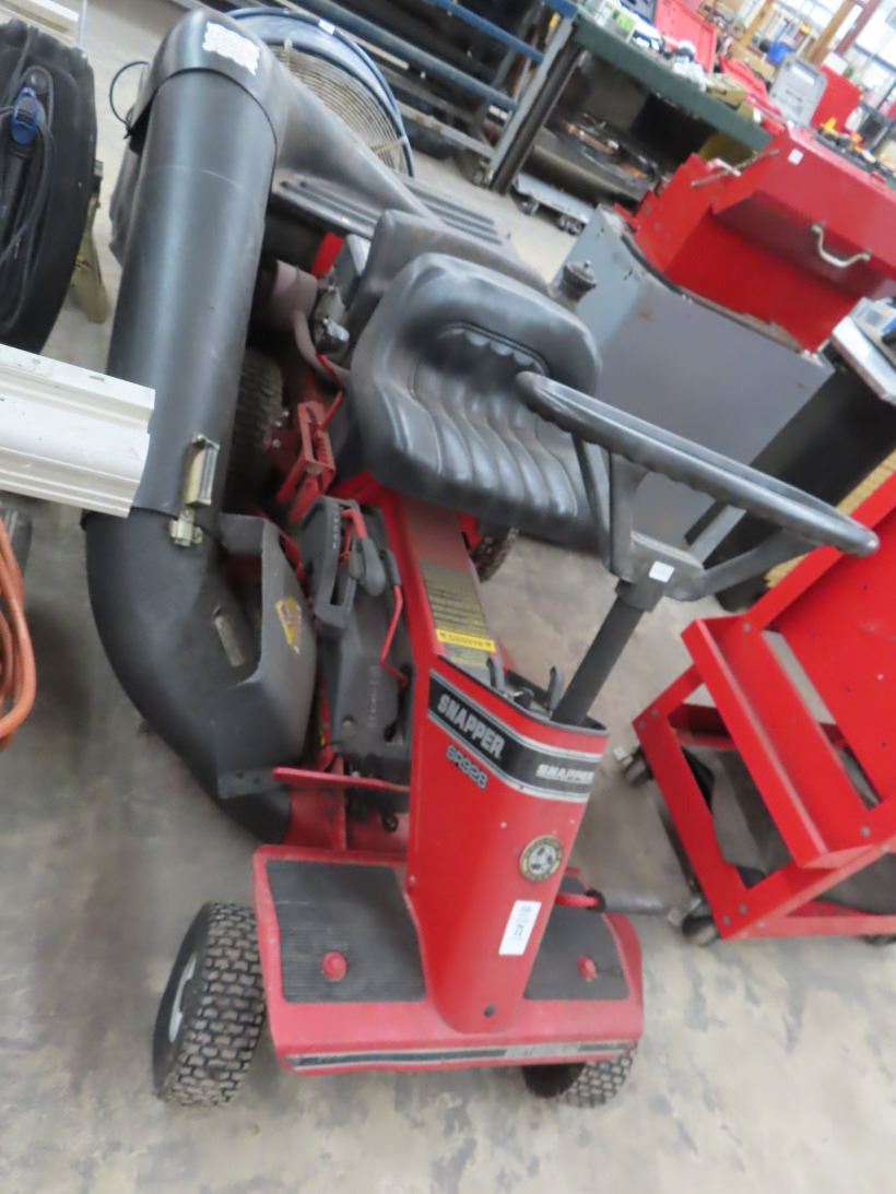 Snapper SR928 Convertible 10HP Riding Mower w/Bagger Cabinet