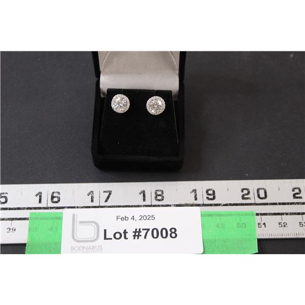 ^2.30 CT TW Round Brilliant Cut Moissanite VVS D Color Set in Center of Round Halo with 40 Round Cut