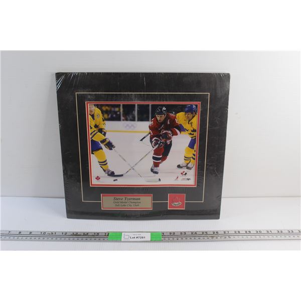 Steve Yzerman Gold Metal Champion Wall Decor and Shirt Pin - Sealed