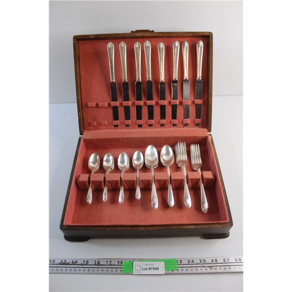 Rogers Exquisite 35 pc Cutlery Set