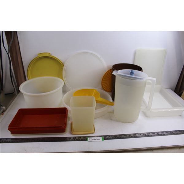 (8) Vintage Plastic Food & Drink Containers - Mostly Tupperware