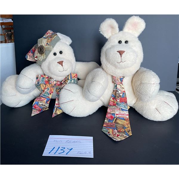 2 teddy bears