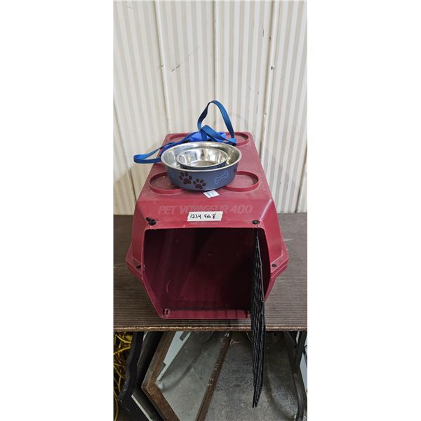 Pet carrier with 2 food bowls and 2 leashes
