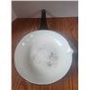 Image 3 : 2 Cast enamel frying pans le creust and popcorn 109e