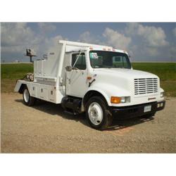 INTERNATIONAL 4700 S/A FUEL & LUBE TRUCK, s/n 1HTSCNEM9MH361388: