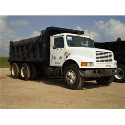 INTERNATIONAL 4900 T/A DUMP TRUCK, s/n 1HTSHN6R0NH399396: