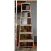 Image 1 : BAILIFF SEIZED: 8FT ALUMINUM A FRAME LADDER