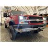 Image 8 : 156 -- 2003 CHEVROLET SILVERADO 2500, RED, 299701 KMS TMU, FOUR WHEEL DRIVE
