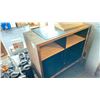Image 1 : 42WX18X36" WOOD WITH STEEL TOP TABLE ON WHEELS. INC SMALL RISER STAND