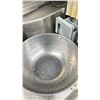 Image 2 : GROUP LOT OF STAINLESS MIXING BOWLS. 9 X 16", 1 X 13", 1 X 16" STRAINER.