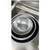 Image 2 : GROUP LOT OF STAINLESS MIXING BOWLS. 4 X 16", 5 X 13", 1 X 11" AND 1 X 16" STRAINER.