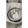 Image 2 : 4 STAINLESS STEEL STRAINERS SIZES 11" TO 16".