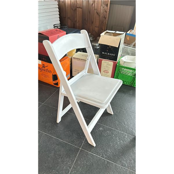 WHITE FOLDING BANQUETTE CHAIR, PLASTIC CONSTRUCTION, PADDED SEAT.