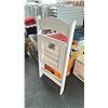 Image 2 : WHITE FOLDING BANQUETTE CHAIR, PLASTIC CONSTRUCTION, PADDED SEAT.