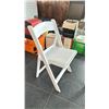 Image 2 : WHITE FOLDING BANQUETTE CHAIR, PLASTIC CONSTRUCTION, PADDED SEAT.