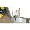 Image 1 : GROUP LOT. 3X PIZZA OVEN PADDLES, OVEN SCRUBBER, TWO PIZZA PANS