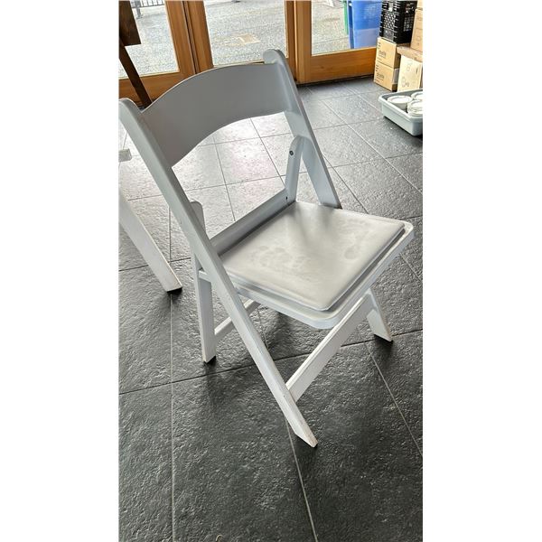 WHITE FOLDING BANQUETTE CHAIR, PLASTIC CONSTRUCTION, PADDED SEAT.