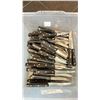 Image 2 : BIN OF 50 DELCO 38-12 MATCHING STEAK KNIVES