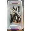 Image 2 : BIN OF 23 DELCO 38-12 MATCHING STEAK KNIVES
