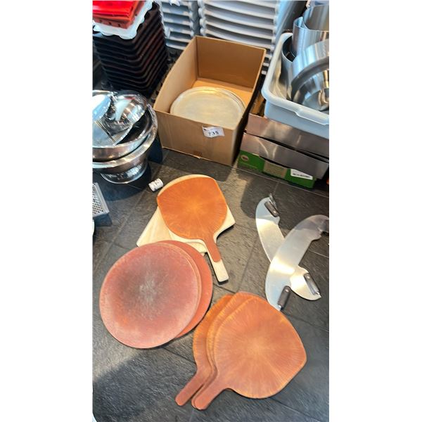 BOX OF PIZZA PANS, BOARDS AND LARGE CUTTING KNIVES. 16X15" PANS, 8X14"