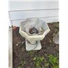 Image 2 : Birdbath or planter stand