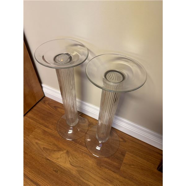 Pedestal stands 1 base is broken