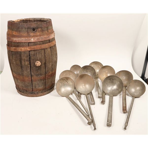 Railroad Siding Water Barrel & Ladles (9) [190616]
