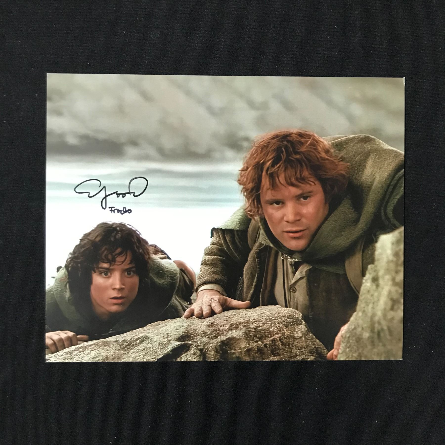 Frodo Signature ELIJAH WOOD SIGNED AND INSCRIBED FRODO 'LOTR' 8X10 PHOTO WWOC COA