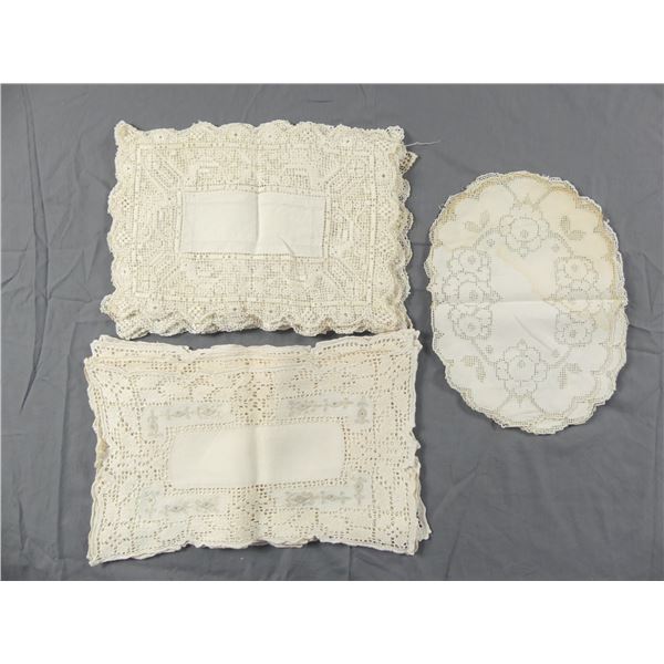 Lot of with 2 Sets Placemats & Doilies