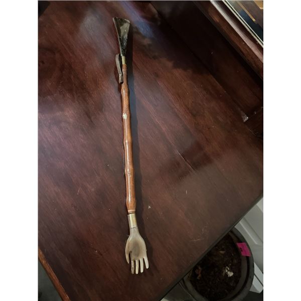 Back scratch shoehorn