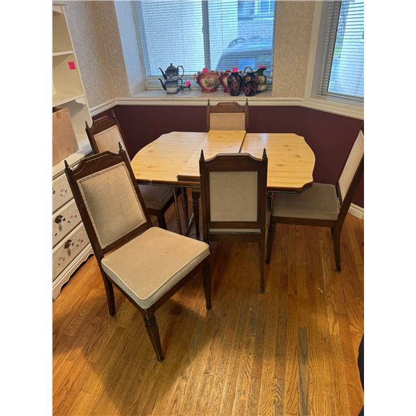 Table and 5 chairs with leaf