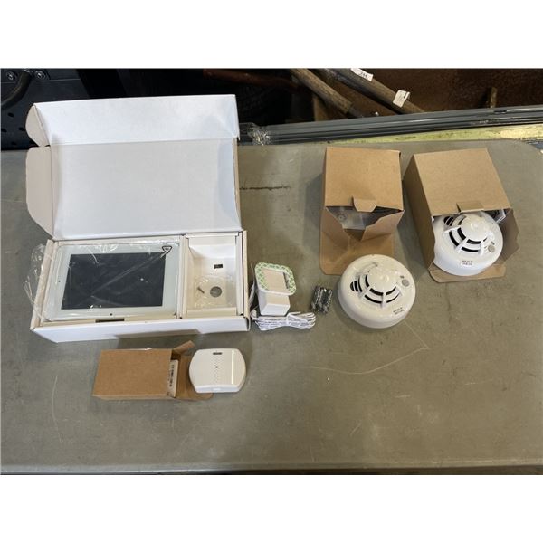 QOLSYS 1Q PANEL 2 SECURITY CAM CONTROLLER WITH 2 SMOKE DETECTORS AND GLASS BREAK SENSOR