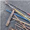 Image 2 : LOT OF BROOMS, SCRAPERS AND PITCHFORKS