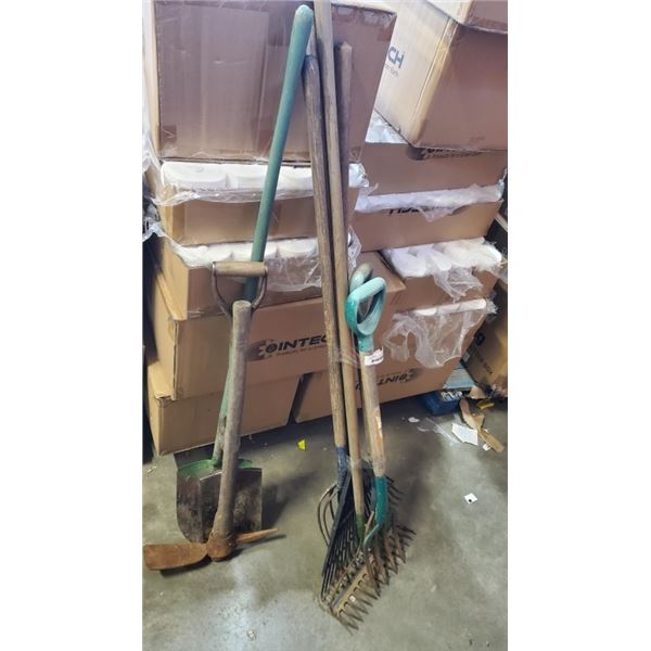 2 BUNDLES OF GARDEN TOOLS