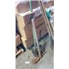 Image 2 : 2 BUNDLES OF GARDEN TOOLS
