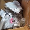 Image 2 : ASSORTED CABINET KNOBS AND REUSABLE SHOPPING BAGS